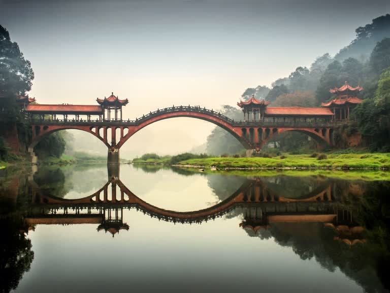 水体上有一座桥,背景是一座建筑物