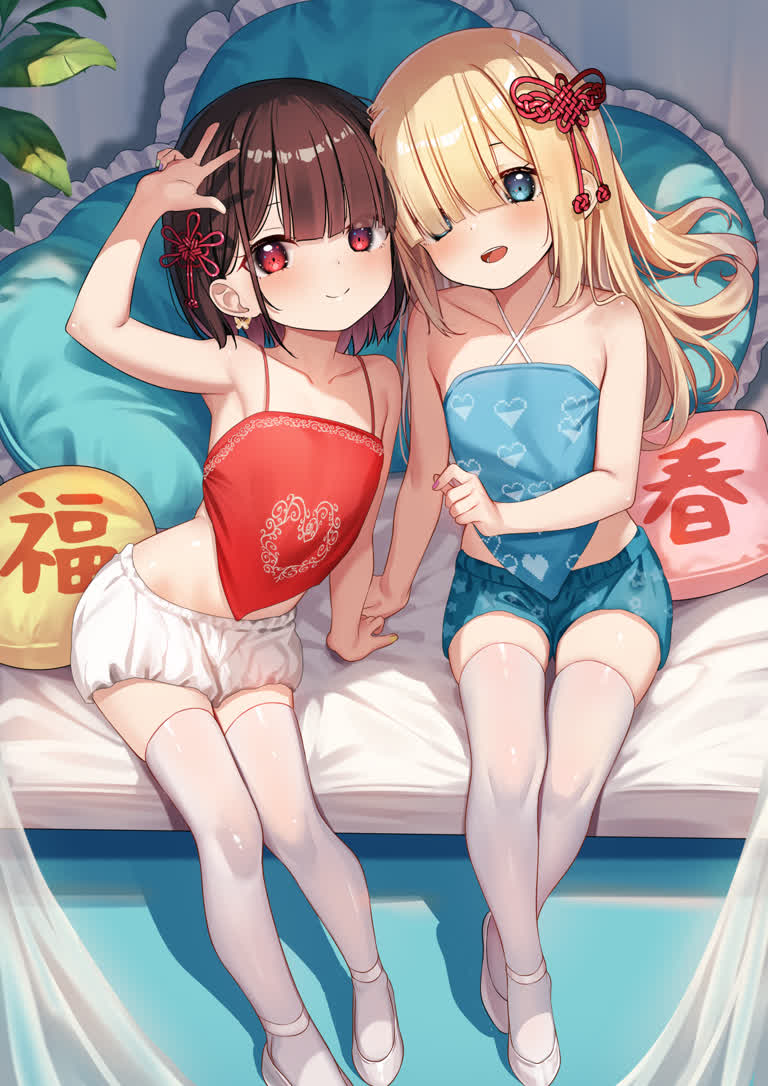 有两个女孩一起坐在一张床上