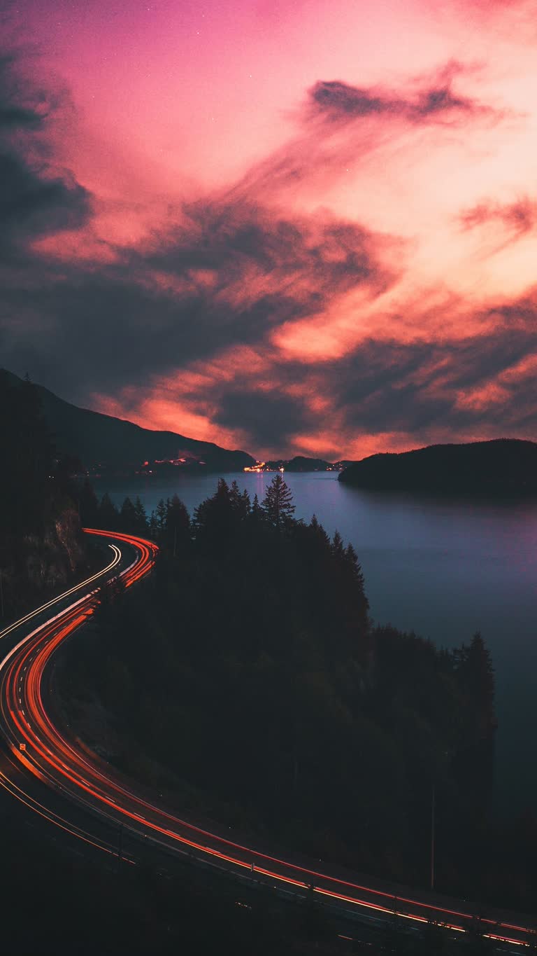 有一张穿越山区的高速公路的长曝光照片