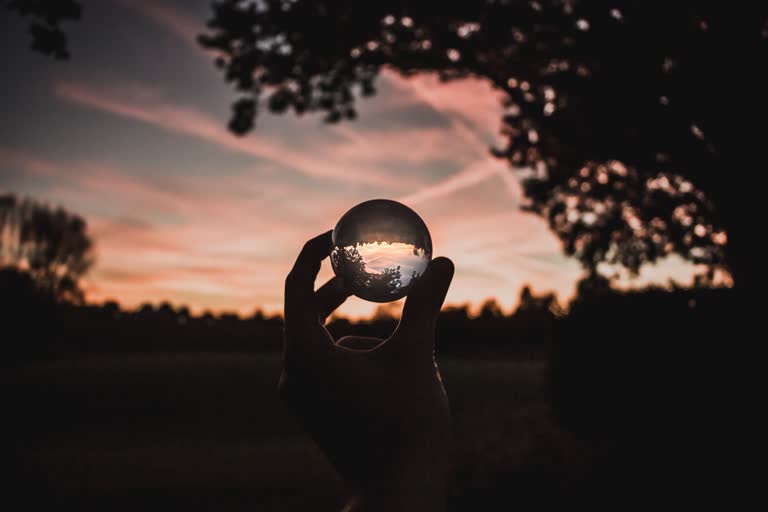夕阳前有一个人拿着水晶球