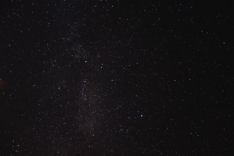 有一架飞机在夜间在天空中飞行