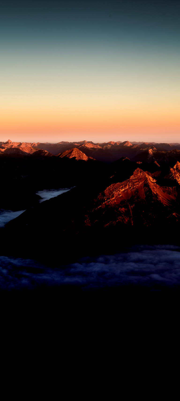 从山顶可以看到山景