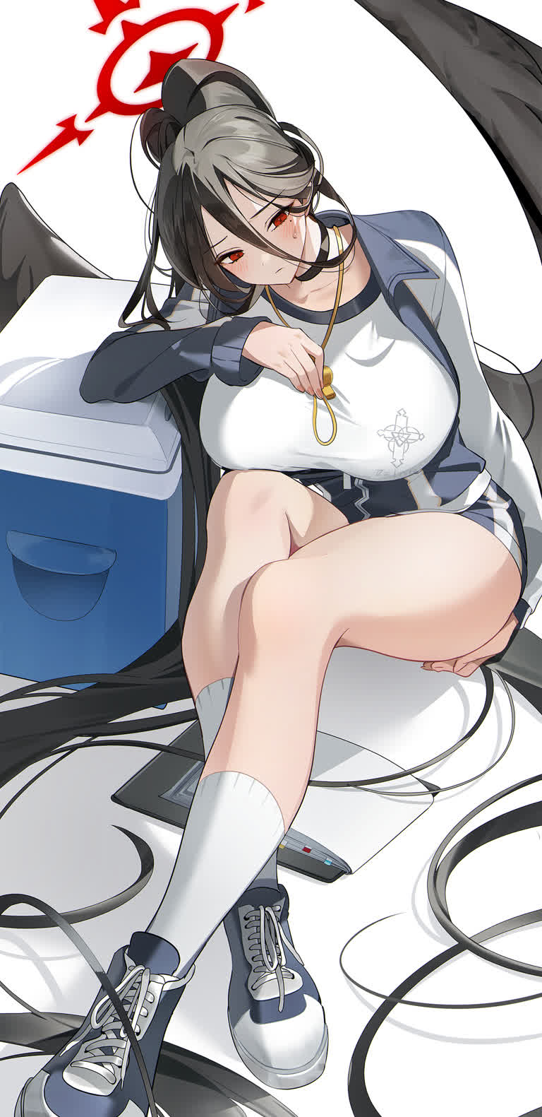 有一个女人盘着腿坐在椅子上